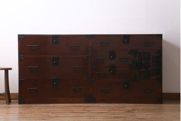 アンティーク家具　上手物!　前面欅(ケヤキ)材共縁　漆塗り　朱雀玄武 巾着金具　最高級大川箪笥(和箪笥、時代箪笥)(R-039667)