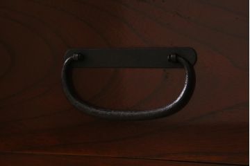 アンティーク家具　上手物!　前面欅(ケヤキ)材共縁　漆塗り　朱雀玄武 巾着金具　最高級大川箪笥(和箪笥、時代箪笥)(R-039667)