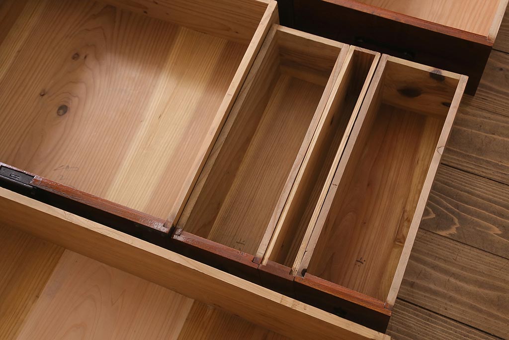 アンティーク家具　上手物!　前面欅(ケヤキ)材共縁　漆塗り　朱雀玄武 巾着金具　最高級大川箪笥(和箪笥、時代箪笥)(R-039667)