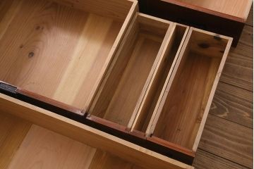 アンティーク家具　上手物!　前面欅(ケヤキ)材共縁　漆塗り　朱雀玄武 巾着金具　最高級大川箪笥(和箪笥、時代箪笥)(R-039667)