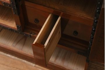 アンティーク家具　上手物!　前面欅(ケヤキ)材共縁　漆塗り　朱雀玄武 巾着金具　最高級大川箪笥(和箪笥、時代箪笥)(R-039667)