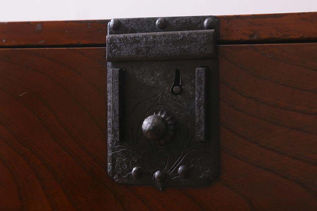 アンティーク家具　上手物!　前面欅(ケヤキ)材共縁　漆塗り　朱雀玄武 巾着金具　最高級大川箪笥(和箪笥、時代箪笥)(R-039667)