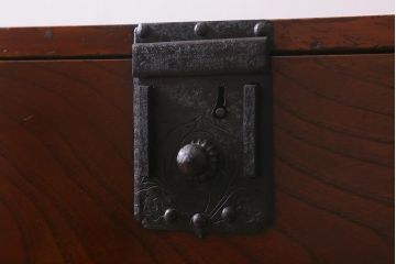 アンティーク家具　上手物!　前面欅(ケヤキ)材共縁　漆塗り　朱雀玄武 巾着金具　最高級大川箪笥(和箪笥、時代箪笥)(R-039667)