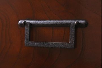 アンティーク家具　上手物!　前面欅(ケヤキ)材共縁　漆塗り　朱雀玄武 巾着金具　最高級大川箪笥(和箪笥、時代箪笥)(R-039667)