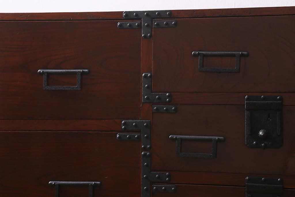 アンティーク家具　上手物!　前面欅(ケヤキ)材共縁　漆塗り　朱雀玄武 巾着金具　最高級大川箪笥(和箪笥、時代箪笥)(R-039667)