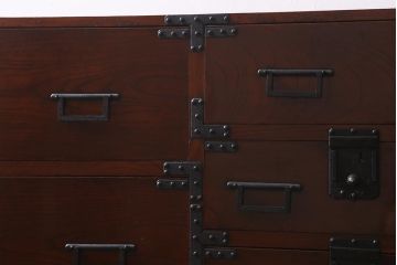 アンティーク家具　上手物!　前面欅(ケヤキ)材共縁　漆塗り　朱雀玄武 巾着金具　最高級大川箪笥(和箪笥、時代箪笥)(R-039667)