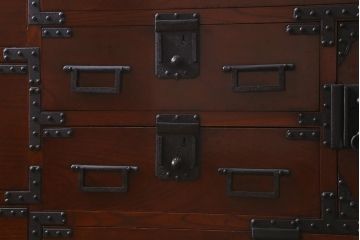 アンティーク家具　上手物!　前面欅(ケヤキ)材共縁　漆塗り　朱雀玄武 巾着金具　最高級大川箪笥(和箪笥、時代箪笥)(R-039667)