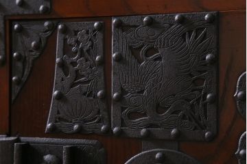 アンティーク家具　上手物!　前面欅(ケヤキ)材共縁　漆塗り　朱雀玄武 巾着金具　最高級大川箪笥(和箪笥、時代箪笥)(R-039667)