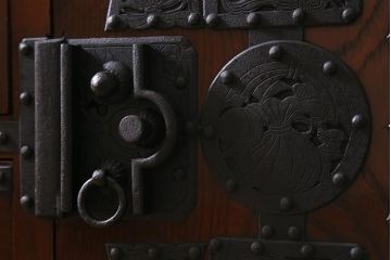 アンティーク家具　上手物!　前面欅(ケヤキ)材共縁　漆塗り　朱雀玄武 巾着金具　最高級大川箪笥(和箪笥、時代箪笥)(R-039667)