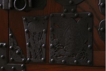 アンティーク家具　上手物!　前面欅(ケヤキ)材共縁　漆塗り　朱雀玄武 巾着金具　最高級大川箪笥(和箪笥、時代箪笥)(R-039667)