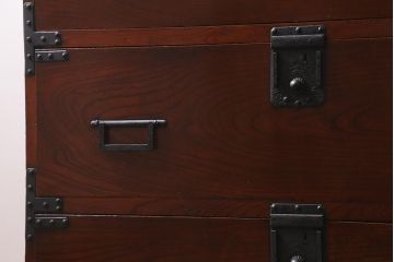 アンティーク家具　上手物!　前面欅(ケヤキ)材共縁　漆塗り　朱雀玄武 巾着金具　最高級大川箪笥(和箪笥、時代箪笥)(R-039667)