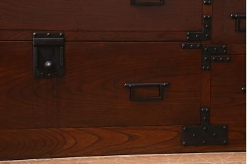 アンティーク家具　上手物!　前面欅(ケヤキ)材共縁　漆塗り　朱雀玄武 巾着金具　最高級大川箪笥(和箪笥、時代箪笥)(R-039667)