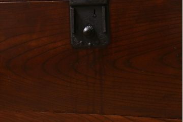 アンティーク家具　上手物!　前面欅(ケヤキ)材共縁　漆塗り　朱雀玄武 巾着金具　最高級大川箪笥(和箪笥、時代箪笥)(R-039667)