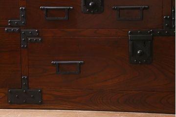 アンティーク家具　上手物!　前面欅(ケヤキ)材共縁　漆塗り　朱雀玄武 巾着金具　最高級大川箪笥(和箪笥、時代箪笥)(R-039667)