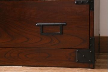 アンティーク家具　上手物!　前面欅(ケヤキ)材共縁　漆塗り　朱雀玄武 巾着金具　最高級大川箪笥(和箪笥、時代箪笥)(R-039667)