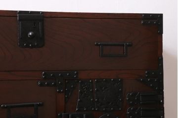 アンティーク家具　上手物!　前面欅(ケヤキ)材共縁　漆塗り　朱雀玄武 巾着金具　最高級大川箪笥(和箪笥、時代箪笥)(R-039667)