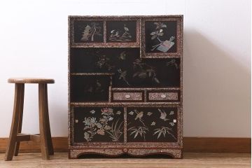 アンティーク家具　時代物　工芸品　螺鈿　弌徹作　花鳥図　高級感溢れる見事なつくりの茶棚(飾棚、飾り棚)(R-039668)
