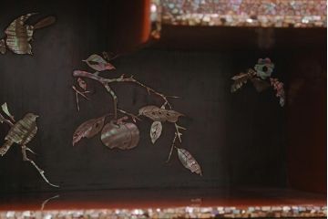 アンティーク家具　時代物　工芸品　螺鈿　弌徹作　花鳥図　高級感溢れる見事なつくりの茶棚(飾棚、飾り棚)(R-039668)
