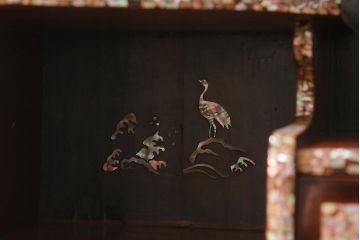 アンティーク家具　時代物　工芸品　螺鈿　弌徹作　花鳥図　高級感溢れる見事なつくりの茶棚(飾棚、飾り棚)(R-039668)