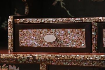 アンティーク家具　時代物　工芸品　螺鈿　弌徹作　花鳥図　高級感溢れる見事なつくりの茶棚(飾棚、飾り棚)(R-039668)