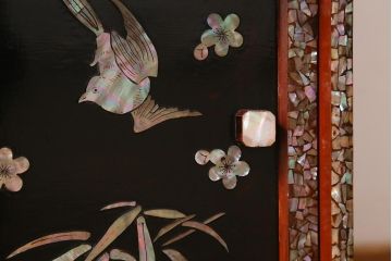 アンティーク家具　時代物　工芸品　螺鈿　弌徹作　花鳥図　高級感溢れる見事なつくりの茶棚(飾棚、飾り棚)(R-039668)