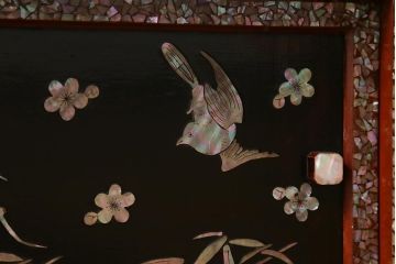 アンティーク家具　時代物　工芸品　螺鈿　弌徹作　花鳥図　高級感溢れる見事なつくりの茶棚(飾棚、飾り棚)(R-039668)