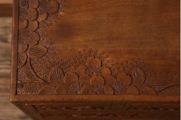 中古　伝統工芸　軽井沢彫り　桜の彫りが美しい小引き出し(R-039673)