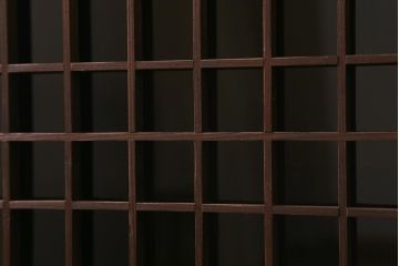ラフジュ工房オリジナル　古建具リメイク　鉄脚付き　上品な組子の作りが風情漂う戸棚(書院戸、収納棚)(R-039684)