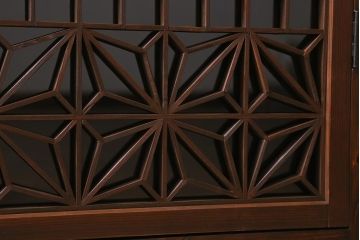 ラフジュ工房オリジナル　古建具リメイク　鉄脚付き　上品な組子の作りが風情漂う戸棚(書院戸、収納棚)(R-039684)