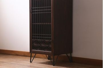 ラフジュ工房オリジナル　古建具リメイク　鉄脚付き　上品な組子の作りが風情漂う戸棚(書院戸、収納棚)(R-039684)