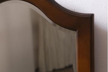 中古　カリモク　クラシカルな雰囲気漂う壁掛けミラー(鏡、ウォールミラー)(R-039693)です。