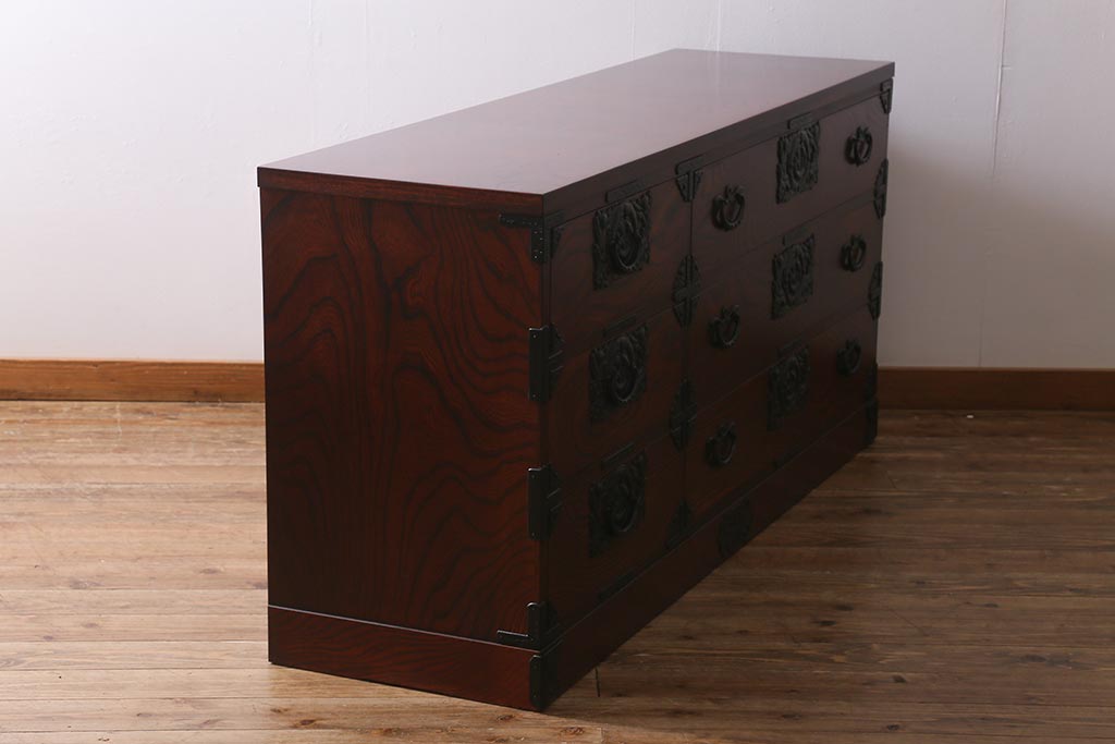 中古　伝統工芸　岩谷堂箪笥　存在感のある豪華な金具が目を惹くローチェスト(箪笥、引き出し、ローボード)(R-039701)