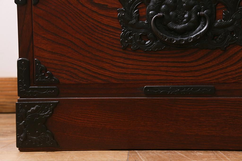 中古　伝統工芸　岩谷堂箪笥　存在感のある豪華な金具が目を惹くローチェスト(箪笥、引き出し、ローボード)(R-039701)