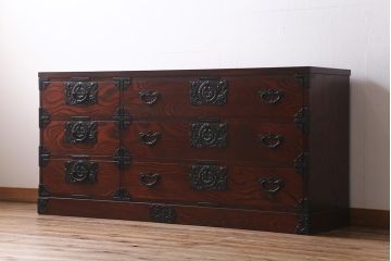 中古　伝統工芸　岩谷堂箪笥　存在感のある豪華な金具が目を惹くローチェスト(箪笥、引き出し、ローボード)(R-039701)