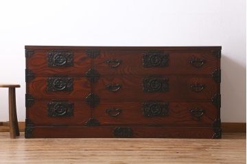 中古　伝統工芸　岩谷堂箪笥　存在感のある豪華な金具が目を惹くローチェスト(箪笥、引き出し、ローボード)(R-039701)