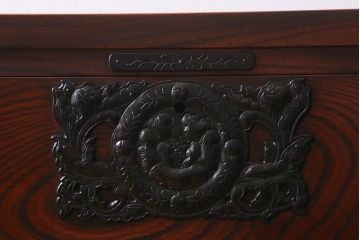 中古　伝統工芸　岩谷堂箪笥　存在感のある豪華な金具が目を惹くローチェスト(箪笥、引き出し、ローボード)(R-039701)