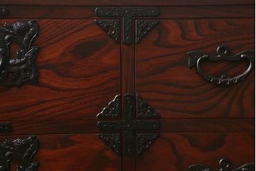 中古　伝統工芸　岩谷堂箪笥　存在感のある豪華な金具が目を惹くローチェスト(箪笥、引き出し、ローボード)(R-039701)