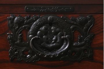 中古　伝統工芸　岩谷堂箪笥　存在感のある豪華な金具が目を惹くローチェスト(箪笥、引き出し、ローボード)(R-039701)