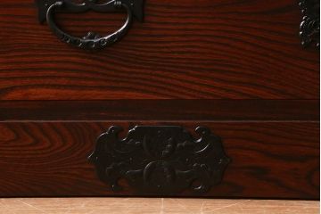 中古　伝統工芸　岩谷堂箪笥　存在感のある豪華な金具が目を惹くローチェスト(箪笥、引き出し、ローボード)(R-039701)