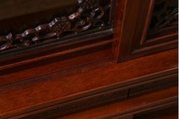 中古　民芸家具　唐木　花梨材　華やかな意匠が存在感を放つサイドボード(キャビネット、飾り棚、カリン材)(定価約180万円)(R-039713)