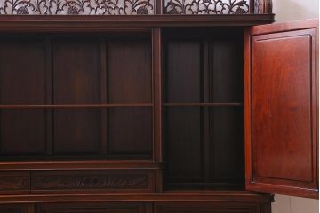 中古　民芸家具　唐木　花梨材　華やかな意匠が存在感を放つサイドボード(キャビネット、飾り棚、カリン材)(定価約180万円)(R-039713)