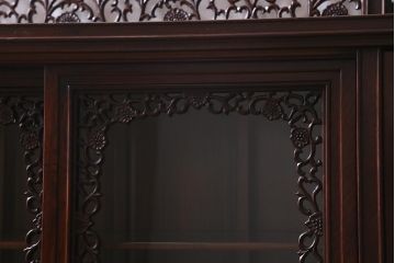 中古　民芸家具　唐木　花梨材　華やかな意匠が存在感を放つサイドボード(キャビネット、飾り棚、カリン材)(定価約180万円)(R-039713)