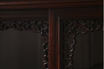 中古　民芸家具　唐木　花梨材　華やかな意匠が存在感を放つサイドボード(キャビネット、飾り棚、カリン材)(定価約180万円)(R-039713)
