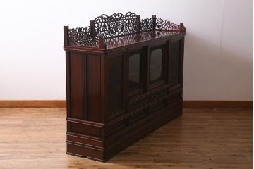 中古　民芸家具　唐木　花梨材　華やかな意匠が存在感を放つサイドボード(キャビネット、飾り棚、カリン材)(定価約180万円)(R-039713)