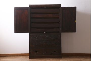 中古　伝統工芸　軽井沢彫り　咲き誇る桜の浮き彫りが目を引く重ね衣装箪笥(和タンス、引き出し、衣装盆付き、着物箪笥)(R-039717)