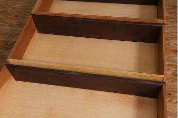 中古　伝統工芸　軽井沢彫り　咲き誇る桜の浮き彫りが目を引く重ね衣装箪笥(和タンス、引き出し、衣装盆付き、着物箪笥)(R-039717)
