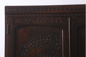 中古　伝統工芸　軽井沢彫り　咲き誇る桜の浮き彫りが目を引く重ね衣装箪笥(和タンス、引き出し、衣装盆付き、着物箪笥)(R-039717)