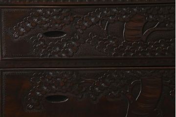 中古　伝統工芸　軽井沢彫り　咲き誇る桜の浮き彫りが目を引く重ね衣装箪笥(和タンス、引き出し、衣装盆付き、着物箪笥)(R-039717)