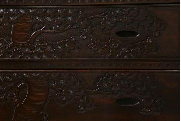 中古　伝統工芸　軽井沢彫り　咲き誇る桜の浮き彫りが目を引く重ね衣装箪笥(和タンス、引き出し、衣装盆付き、着物箪笥)(R-039717)