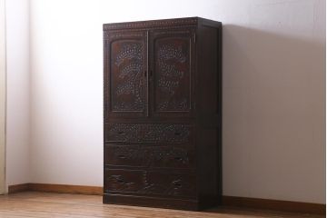 中古　伝統工芸　軽井沢彫り　咲き誇る桜の浮き彫りが目を引く重ね衣装箪笥(和タンス、引き出し、衣装盆付き、着物箪笥)(R-039717)
